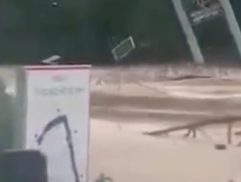 Crecida destruyó un puente en Vietnam en pocos segundos